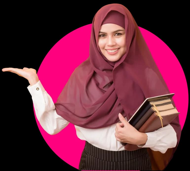 طالبة مبتسمة تحمل مجموعة من الكتب